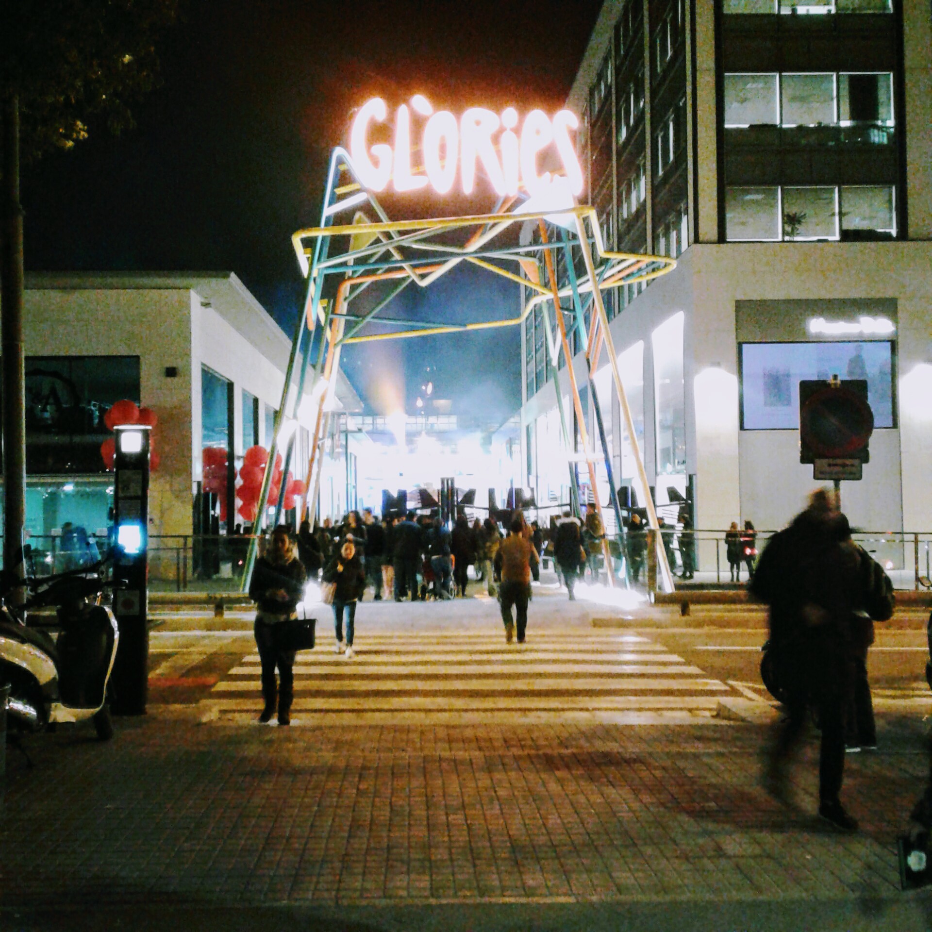 environments-glorias-sculpture-plaza